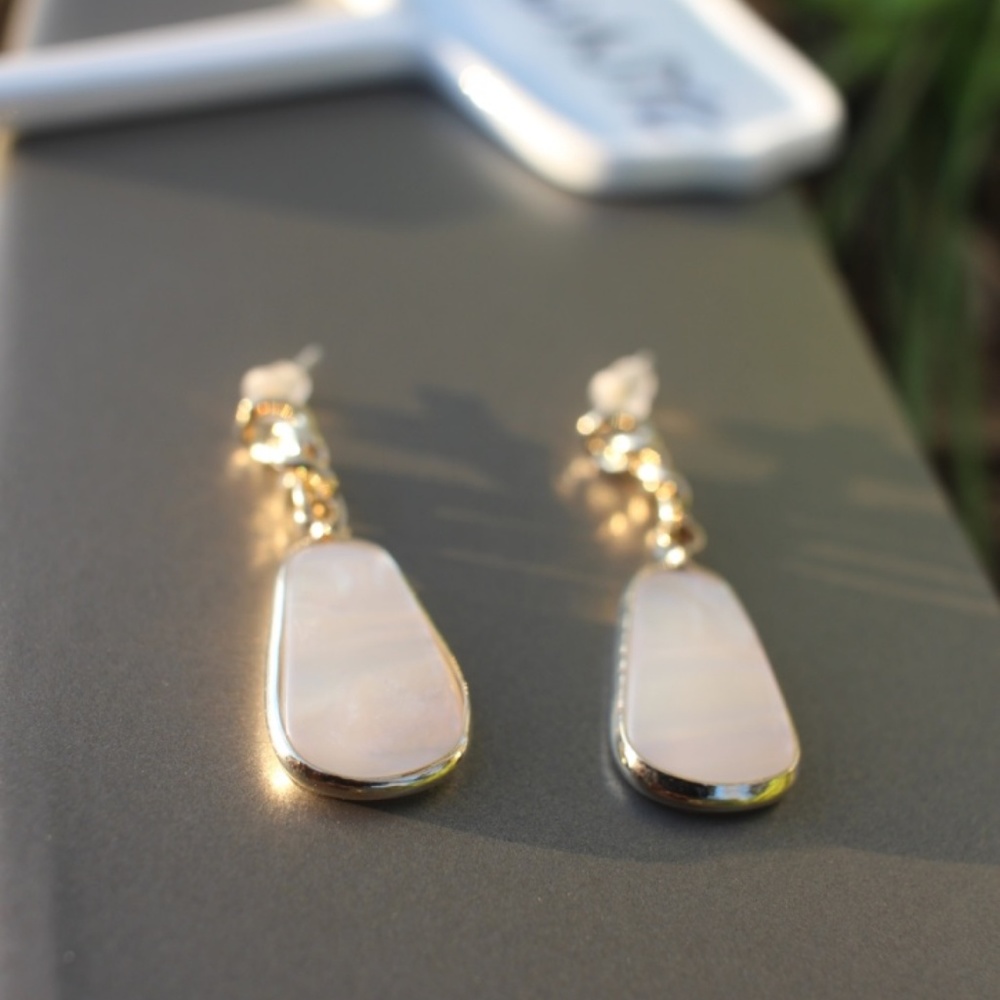 NEW 18K Gold Plated White Shell dangling earrings - Picture 4 of 7